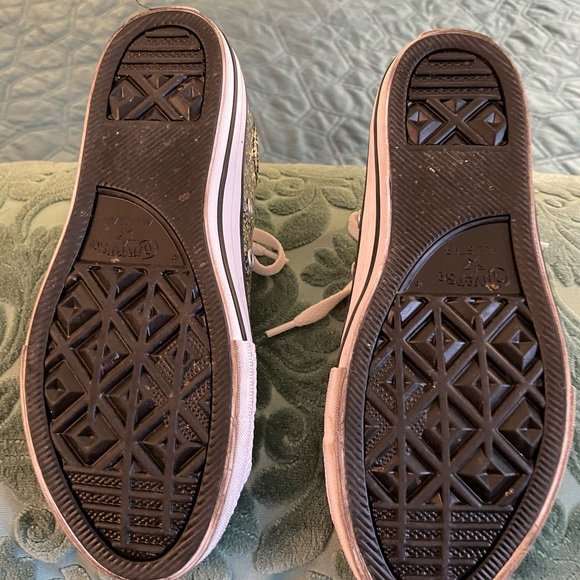 Like new pair of girls Converse All Star low tops Cute and sparkly. - Picture 3 of 4